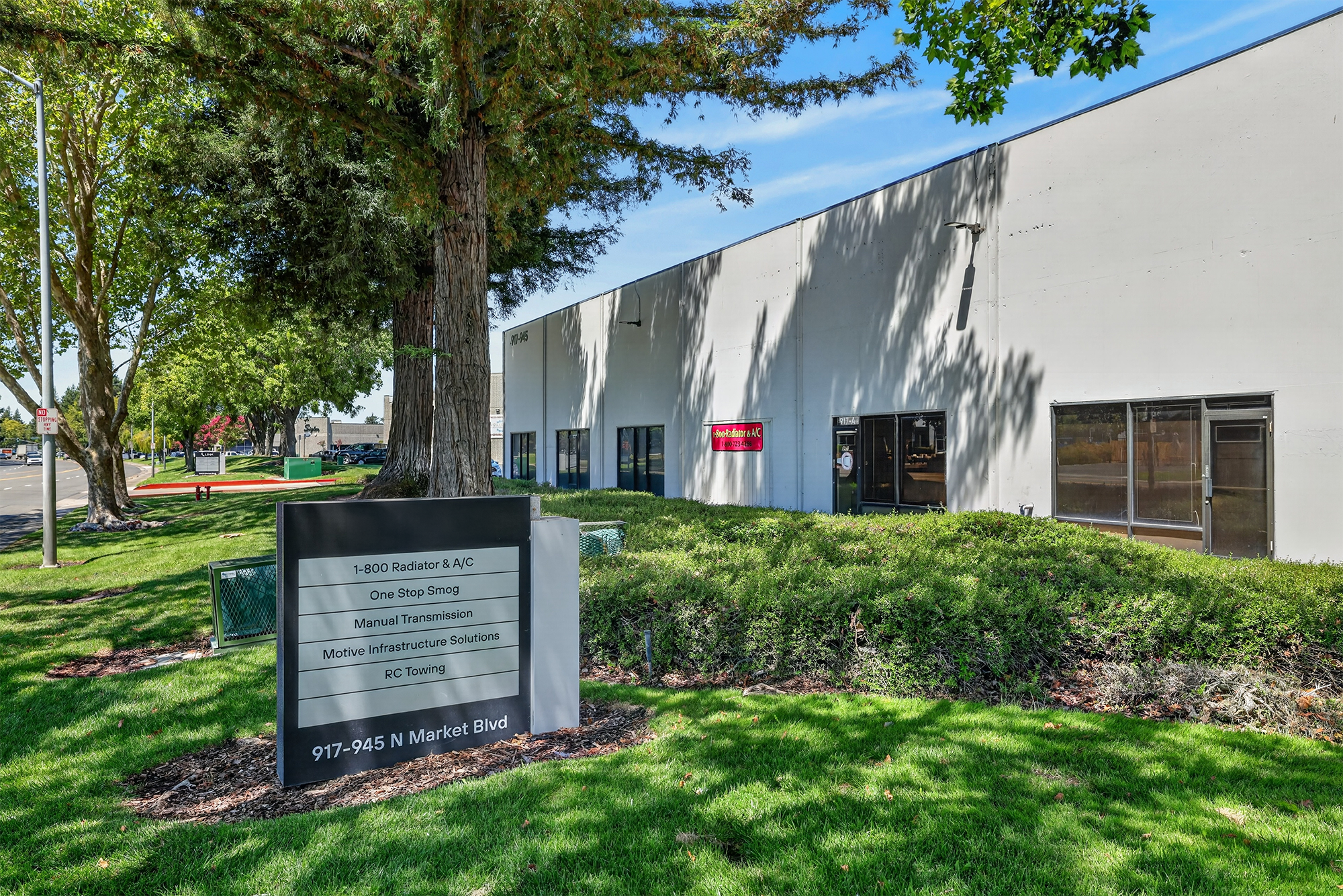 1045 W National Dr, Sacramento, CA à louer Photo de l’immeuble– Image 1 sur 1