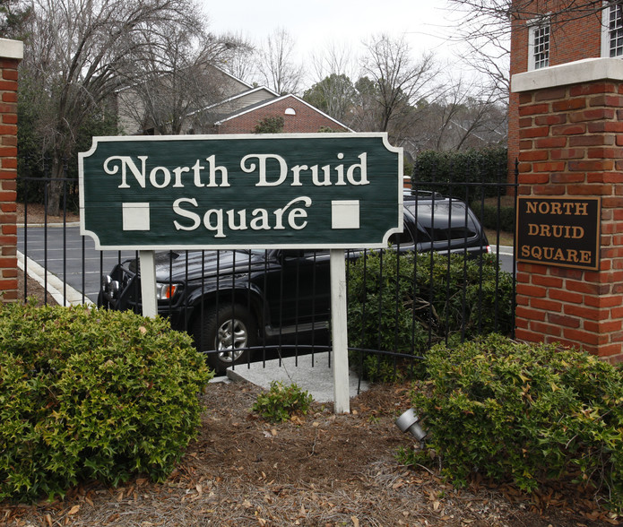 1936 N Druid Hills Rd NE, Atlanta, GA à louer - Photo de l’enseigne sur pylône – Image 2 sur 2