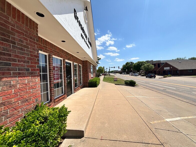 320 N Broadway, Edmond, OK à louer - Photo de l’immeuble – Image 2 sur 13
