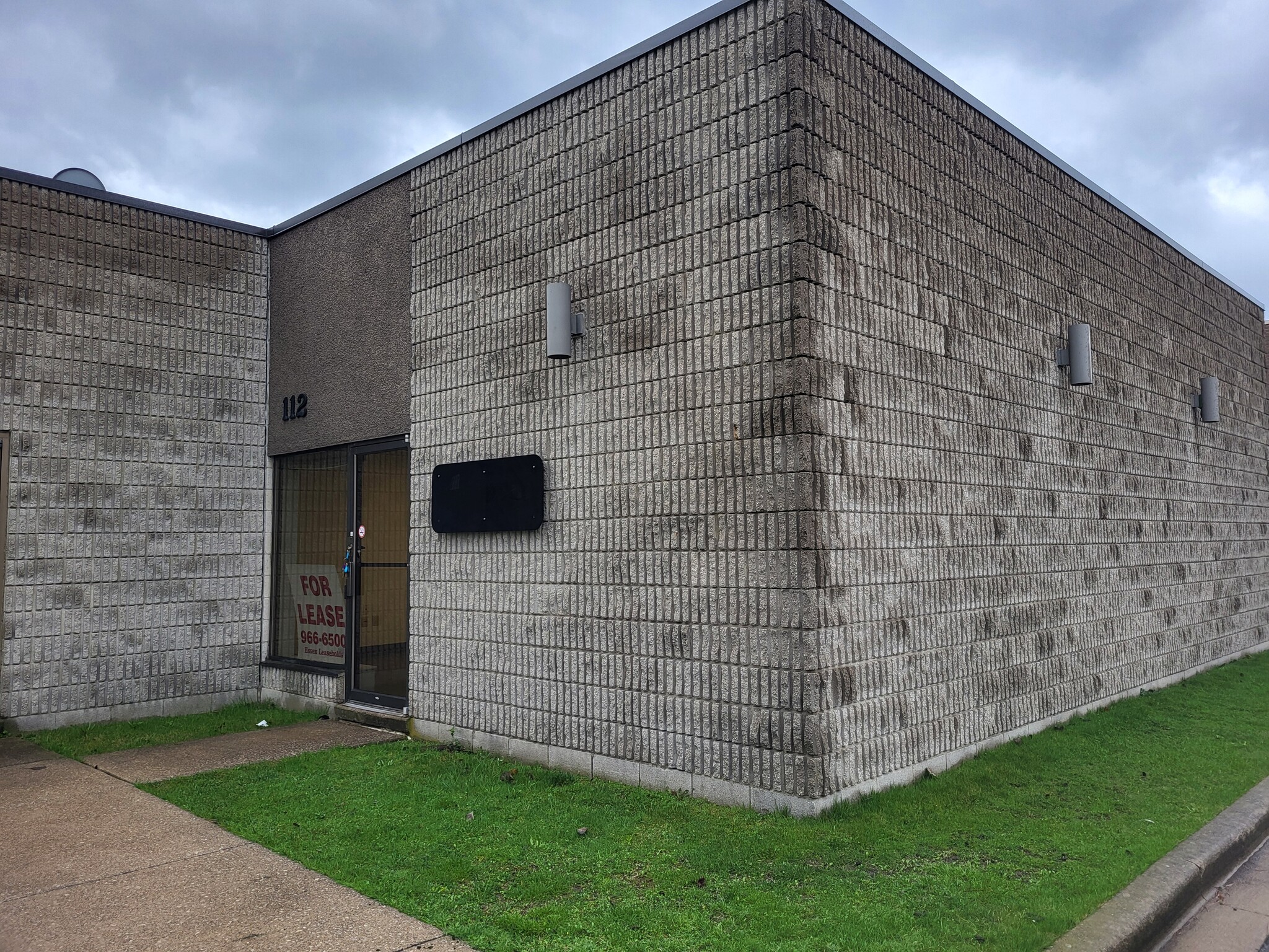 875 Foster Av, Windsor, ON à louer Photo principale– Image 1 sur 13
