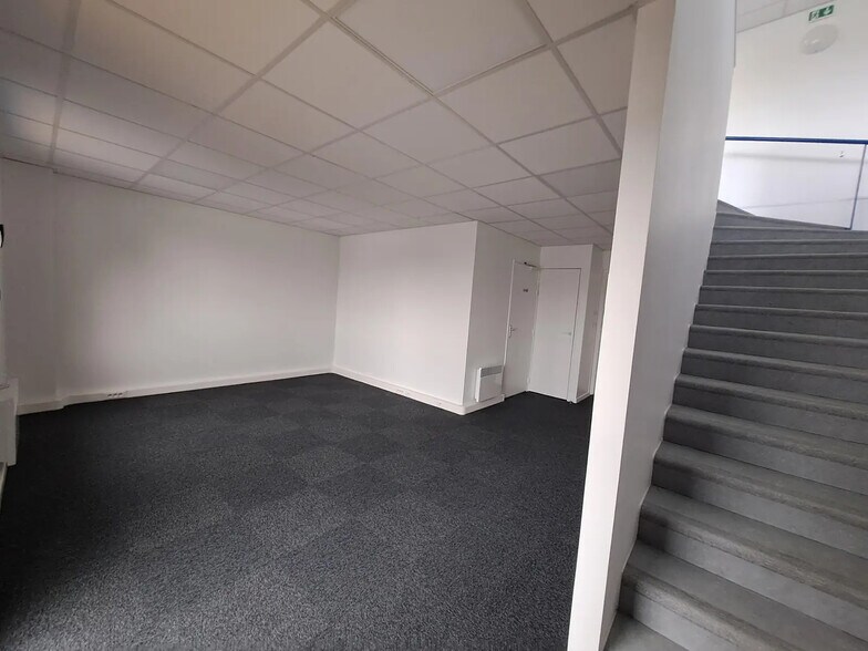 Local d’activités dans Moissy-Cramayel à louer - Photo de l’immeuble – Image 2 sur 7