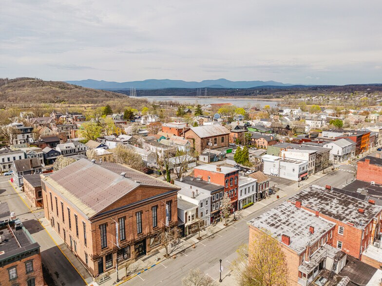 323 Warren St, Hudson, NY à vendre - Photo de l’immeuble – Image 3 sur 50
