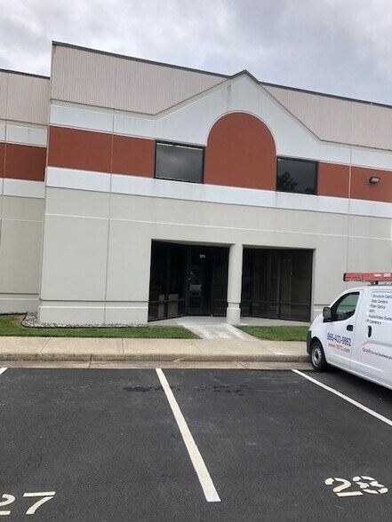 22923 Quicksilver Dr, Sterling, VA à louer - Photo de l’immeuble – Image 1 sur 9