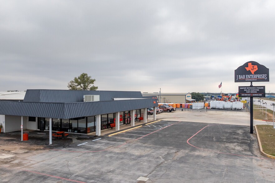 2105 S Water St, Burnet, TX à vendre - Photo principale – Image 1 sur 8