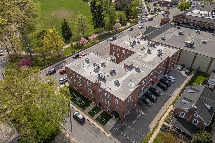 371 Lancaster Ave, Haverford, PA à louer - Photo de l’immeuble – Image 3 sur 9