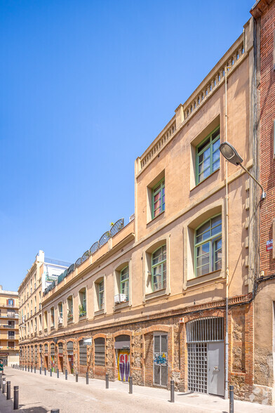 Immeuble residentiel dans Barcelone, Barcelona à vendre - Photo de l’immeuble – Image 2 sur 2