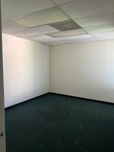 5241 Lincoln Ave, Cypress, CA à louer Photo de l’immeuble– Image 2 sur 13