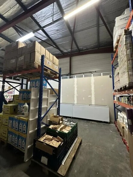 Local commercial dans Marignane à vendre - Photo intérieure – Image 3 sur 7