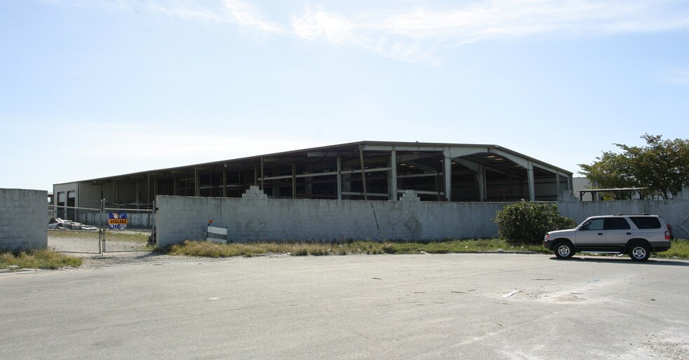 13041 NW 43rd Ave, Opa Locka, FL à vendre - Photo de l’immeuble – Image 1 sur 4