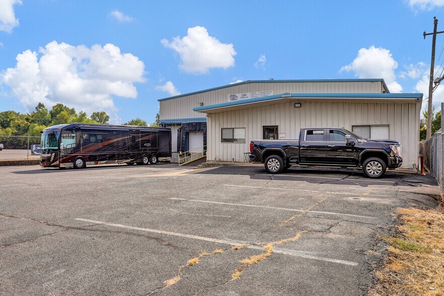3325 Millbranch Rd, Memphis, TN à vendre - Photo de l’immeuble – Image 3 sur 32
