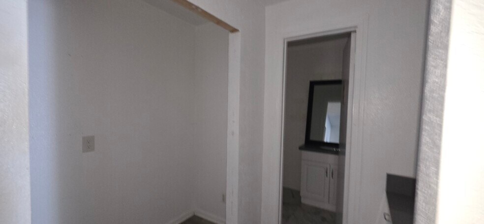 309 E Main St, Humble, TX à louer - Photo intérieure – Image 2 sur 5