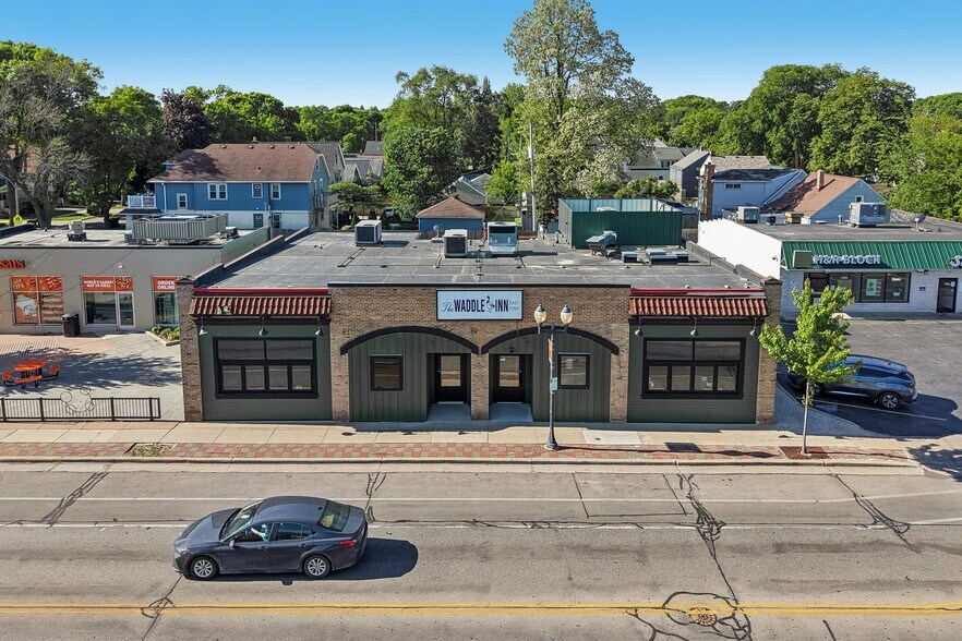 6715 W North Ave, Wauwatosa, WI à louer - Photo de l’immeuble – Image 3 sur 15