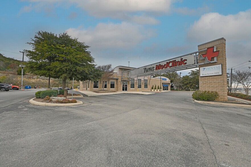 23611 IH 10, San Antonio, TX à louer - Photo de l’immeuble – Image 1 sur 2