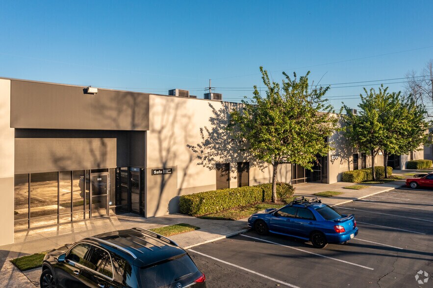 3609 W MacArthur Blvd, Santa Ana, CA à louer - Photo de l’immeuble – Image 3 sur 4