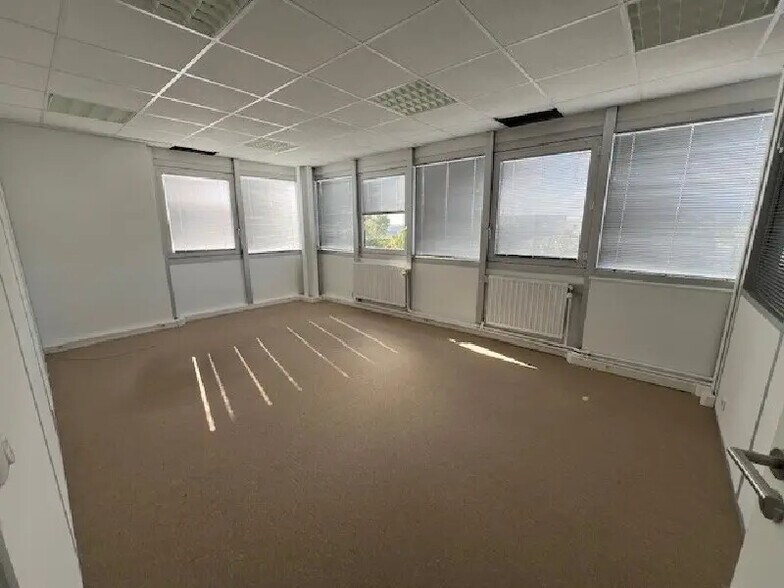 655 Avenue Roland Garros, Buc à vendre - Photo de l’immeuble – Image 3 sur 8