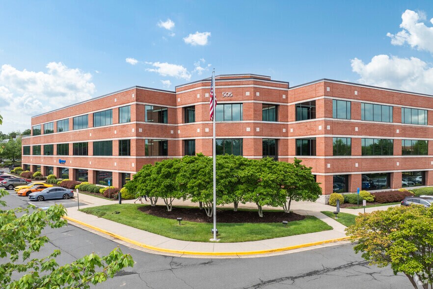 510 Huntmar Park Dr, Herndon, VA à louer - Photo de l’immeuble – Image 1 sur 27