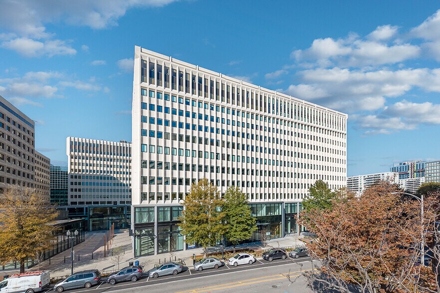 2450 Crystal Dr, Arlington, VA à louer - Photo de l’immeuble – Image 2 sur 14