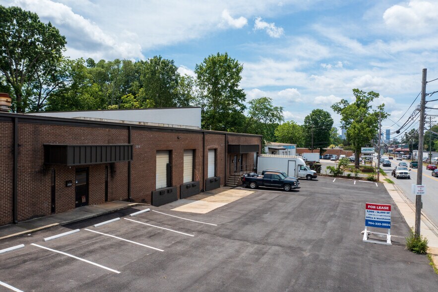 2908-2918 N Graham St, Charlotte, NC à louer - Photo de l’immeuble – Image 3 sur 5