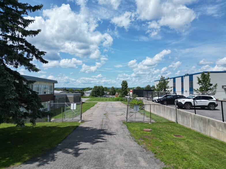 3775 St Joseph Blvd, Ottawa, ON à vendre - Photo de l’immeuble – Image 2 sur 11