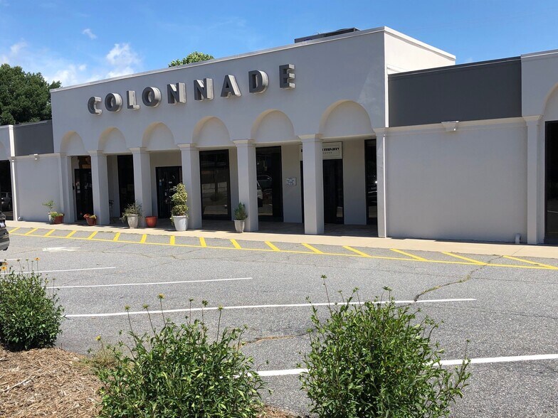 2221 N Center St, Hickory, NC à louer - Photo de l’immeuble – Image 2 sur 7