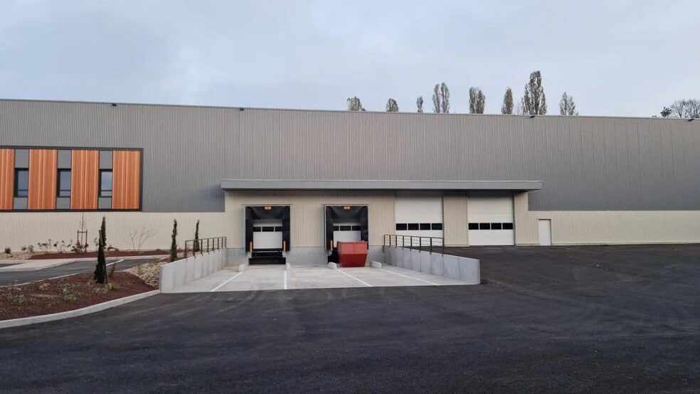Bureau dans Saint-Laurent-de-Mure à louer - Photo de l’immeuble – Image 3 sur 24