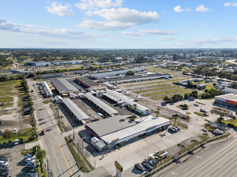 2201 SE Indian St, Stuart, FL à louer - Photo de l’immeuble – Image 3 sur 8