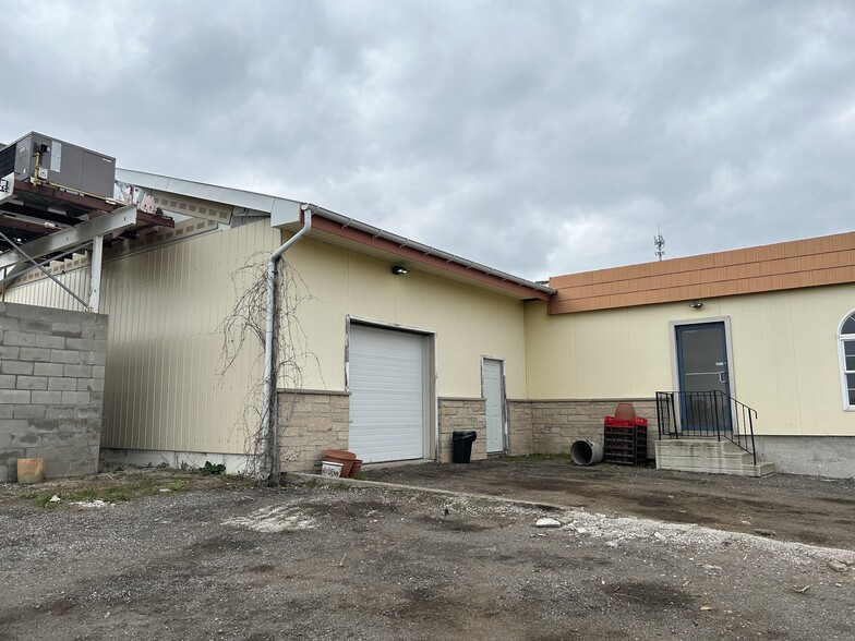28537 Centre Rd, Strathroy, ON à louer - Photo de l’immeuble – Image 3 sur 17