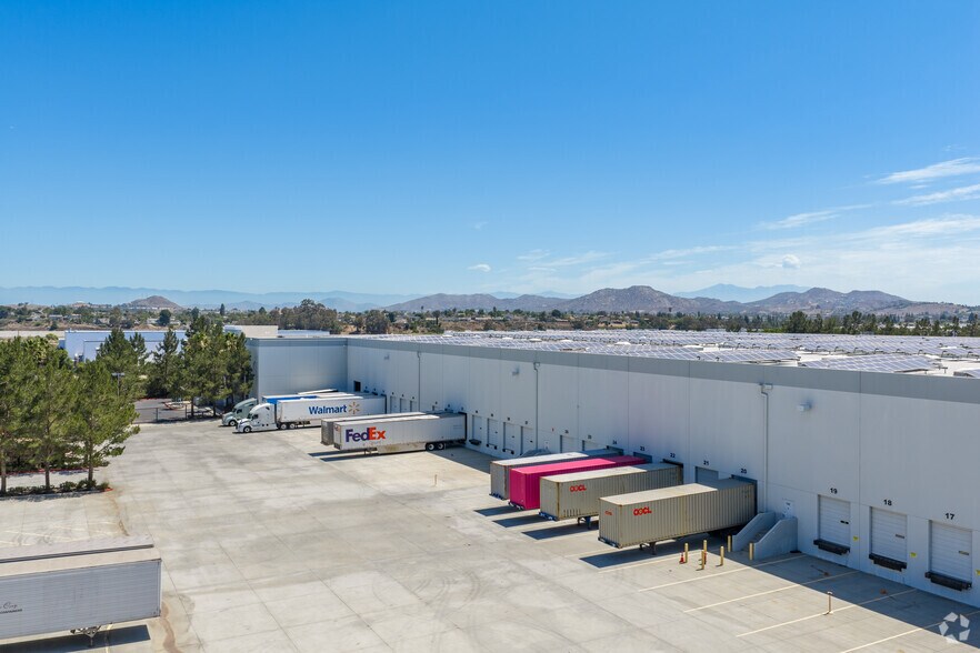 1351 Railroad St, Corona, CA à louer - Photo de l’immeuble – Image 2 sur 10