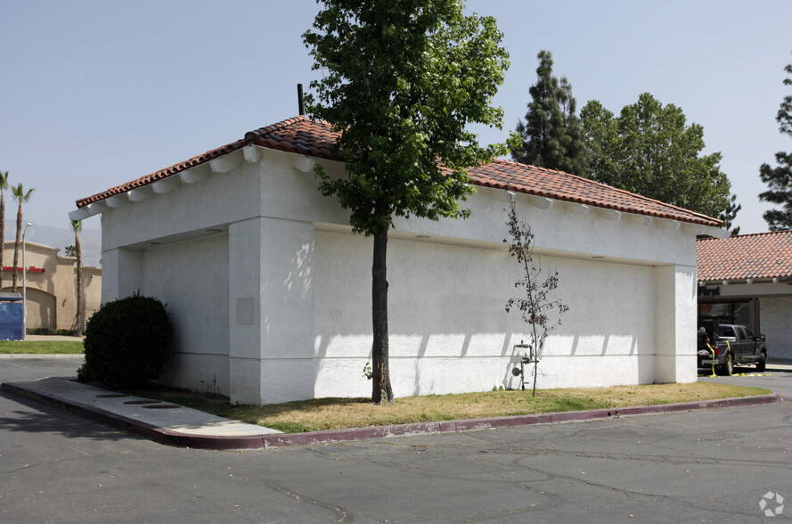 1635 E Highland Ave, San Bernardino, CA à vendre - Photo de l’immeuble – Image 2 sur 3