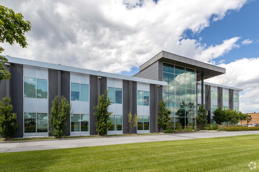 1675 Hwy Trans-Canada, Dorval, QC à louer - Photo de l’immeuble – Image 3 sur 4