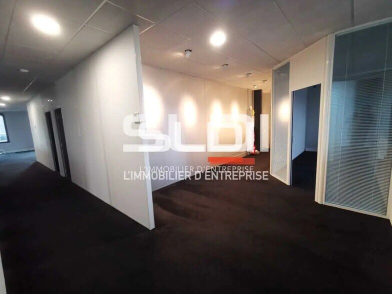 Bureau dans Vaulx-Milieu à louer - Photo de l’immeuble – Image 1 sur 9