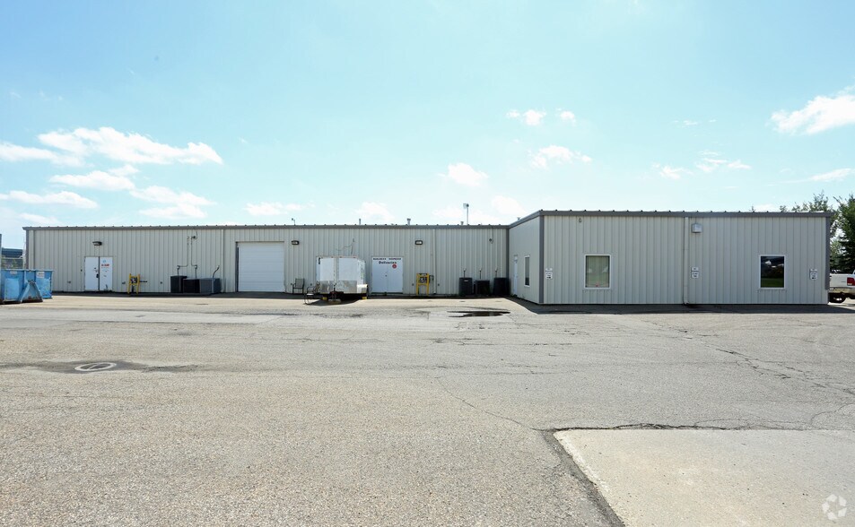 18150 111th Ave NW, Edmonton, AB à louer - Photo de l’immeuble – Image 2 sur 6