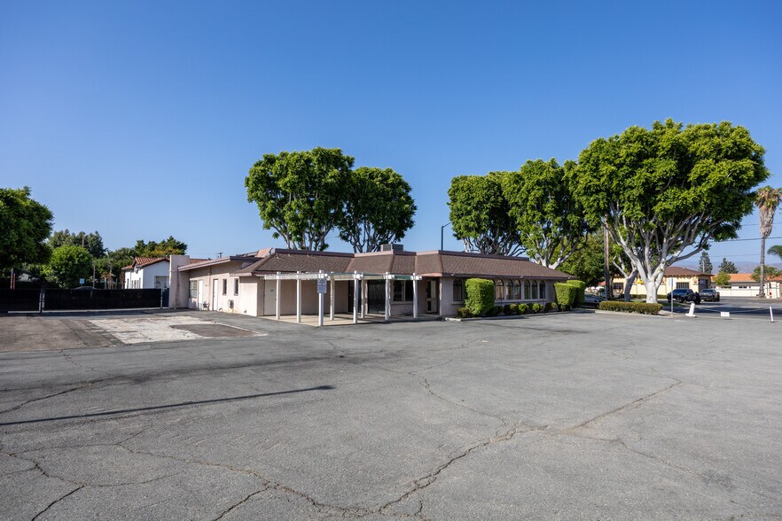 150 E 1st St, Tustin, CA à vendre - Photo de l’immeuble – Image 2 sur 10
