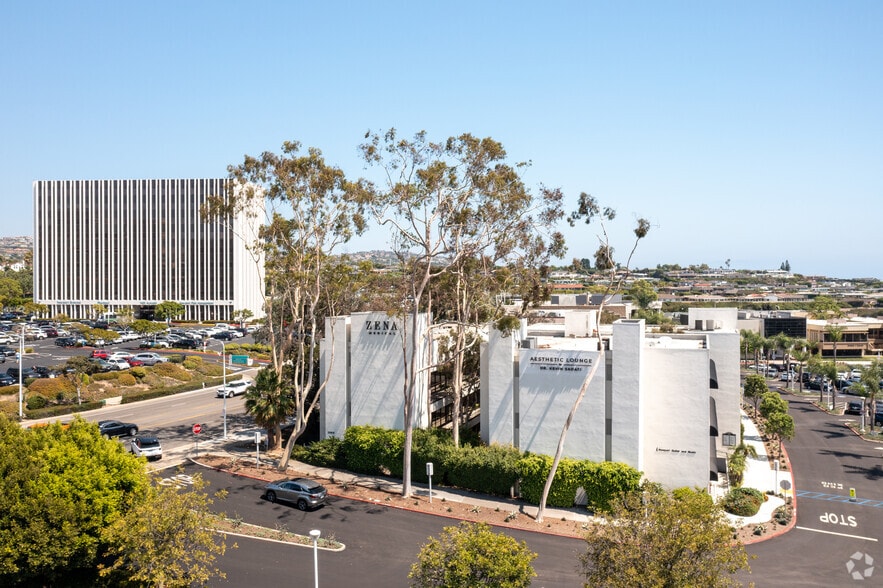 359 San Miguel Dr, Newport Beach, CA à louer - Photo de l’immeuble – Image 2 sur 5