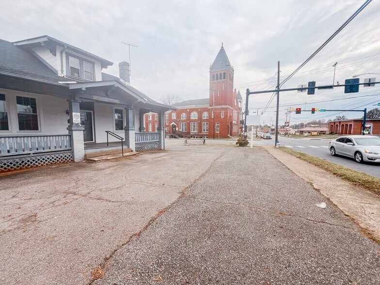 2414 Memorial Ave, Lynchburg, VA à louer - Photo de l’immeuble – Image 3 sur 29