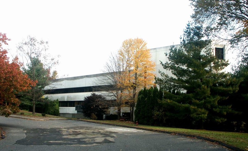 1579 Straits Tpke, Middlebury, CT à vendre - Photo de l’immeuble – Image 3 sur 4