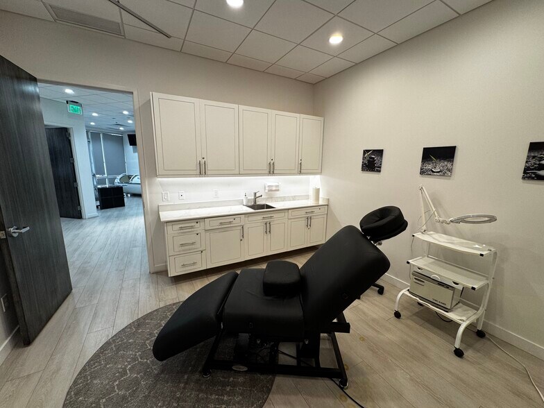 10910 N Tatum Blvd, Phoenix, AZ à louer - Photo de l’immeuble – Image 3 sur 6