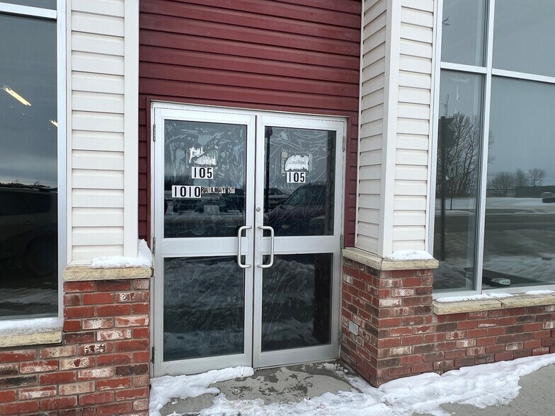 1010 Railway St, Crossfield, AB à vendre - Photo de l’immeuble – Image 2 sur 11