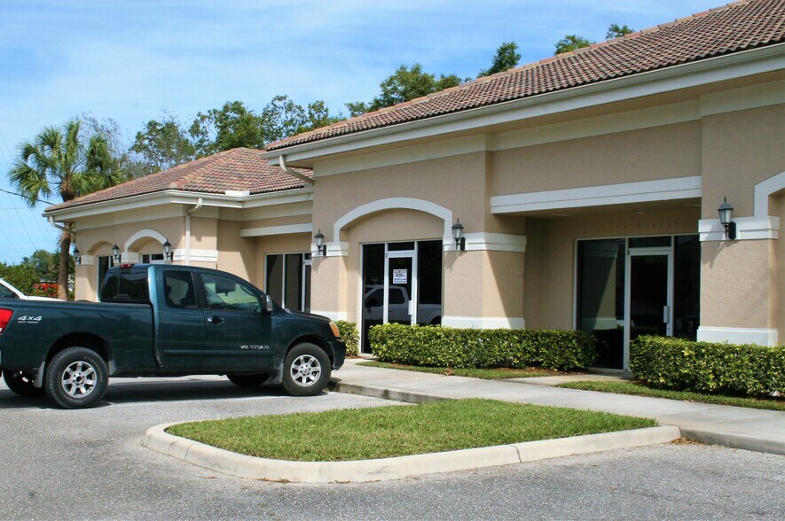 629-633 SE Central Pky, Stuart, FL à louer - Photo de l’immeuble – Image 1 sur 4