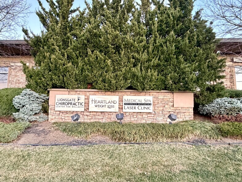 14201-14215 Metcalf Ave, Overland Park, KS à louer - Photo de l’immeuble – Image 3 sur 12