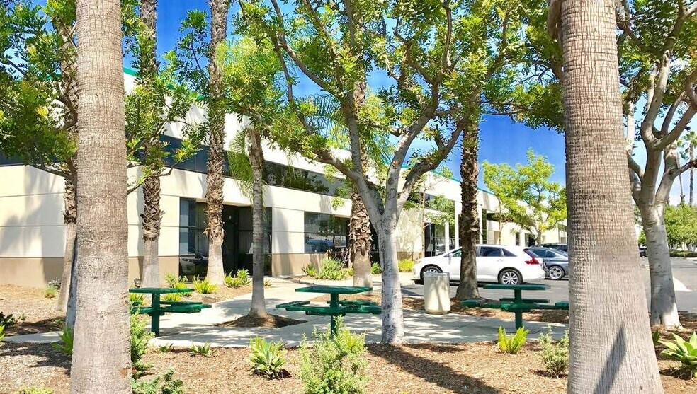 12115 Burke St, Santa Fe Springs, CA à louer - Photo principale – Image 2 sur 13