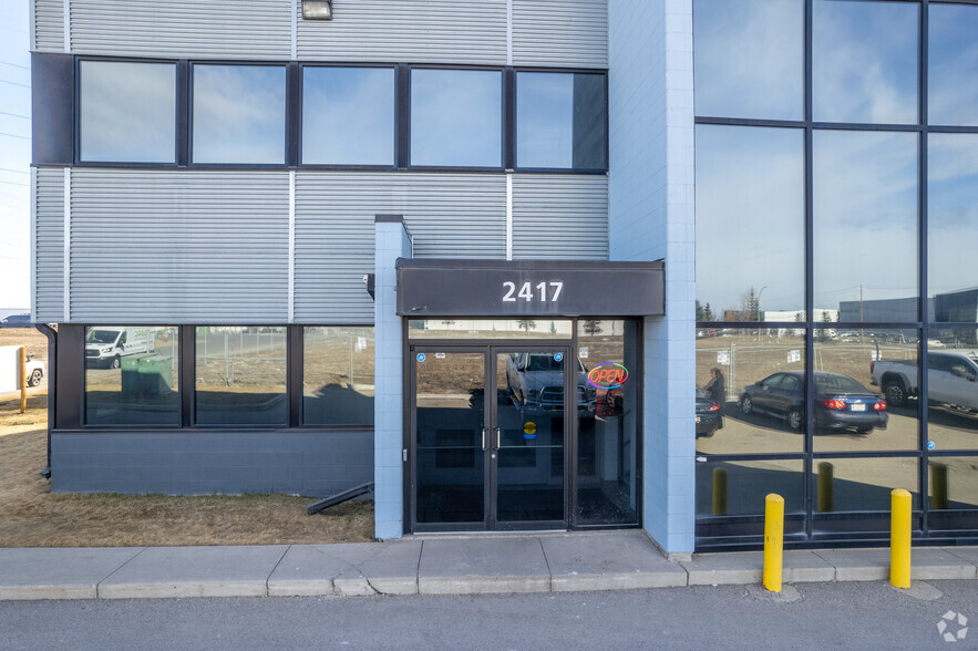 2417 51st Ave SE, Calgary, AB à louer - Photo de l’immeuble – Image 2 sur 5