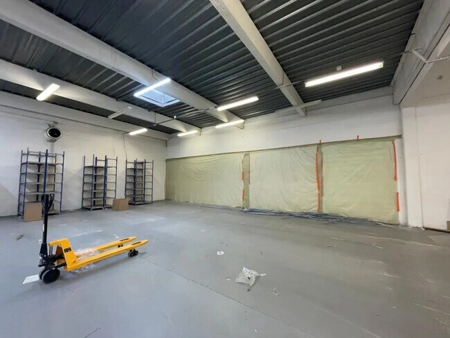 Plus de détails pour Bureau, Industriel/Logistique à louer
