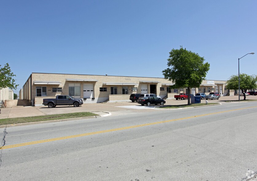 3313-3327 Garden Brook Dr, Farmers Branch, TX à louer - Photo de l’immeuble – Image 2 sur 2