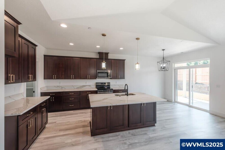 774 Riley Dr, Silverton, OR à vendre - Photo de l’immeuble – Image 3 sur 26