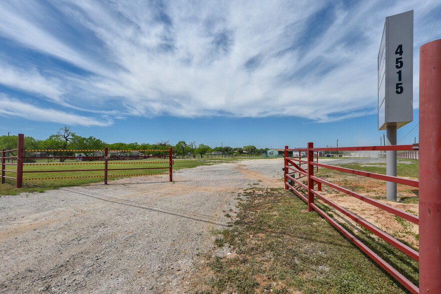 4515 Smith Rd, Von Ormy, TX à louer - Photo de l’immeuble – Image 1 sur 67