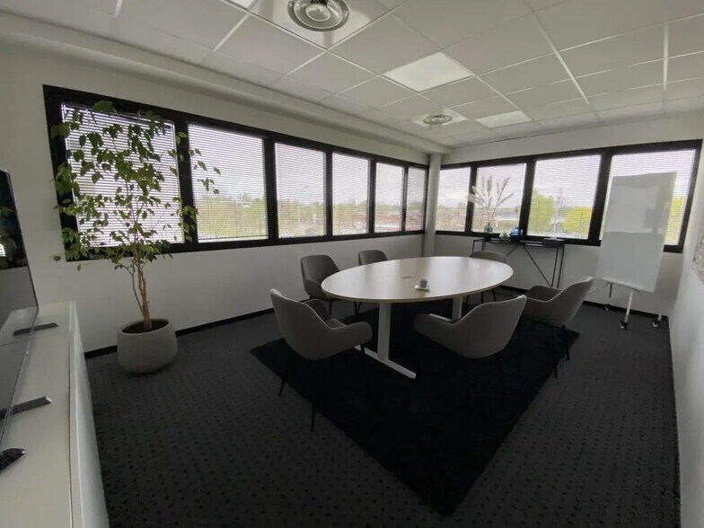 Bureau dans Saint-Grégoire à louer - Photo de l’immeuble – Image 3 sur 12