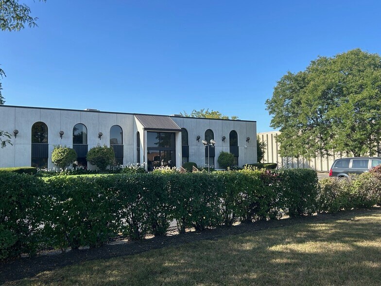 5 E College Dr, Arlington Heights, IL à vendre - Photo de l’immeuble – Image 2 sur 12