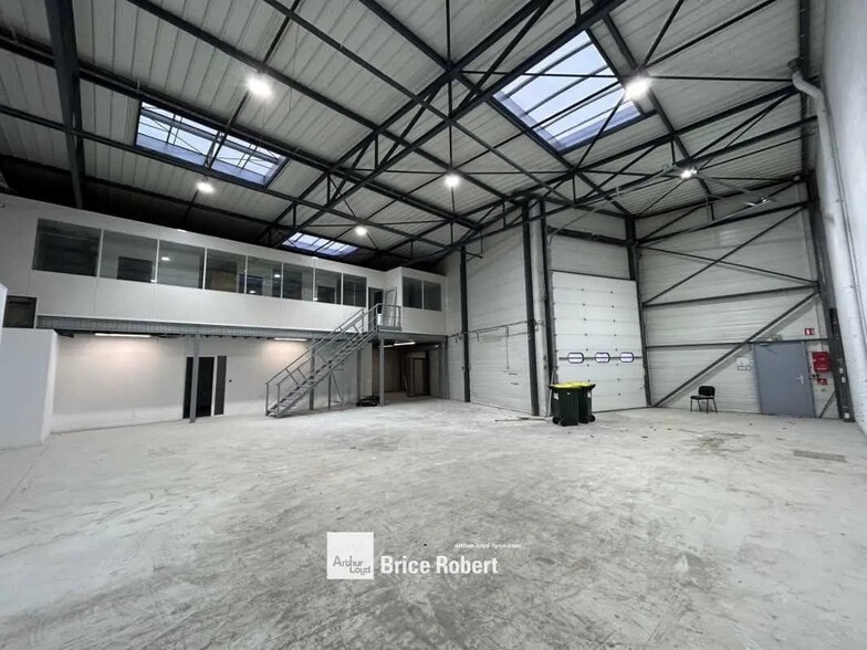 Local d'activités dans Saint-Priest à vendre - Photo de l’immeuble – Image 3 sur 6
