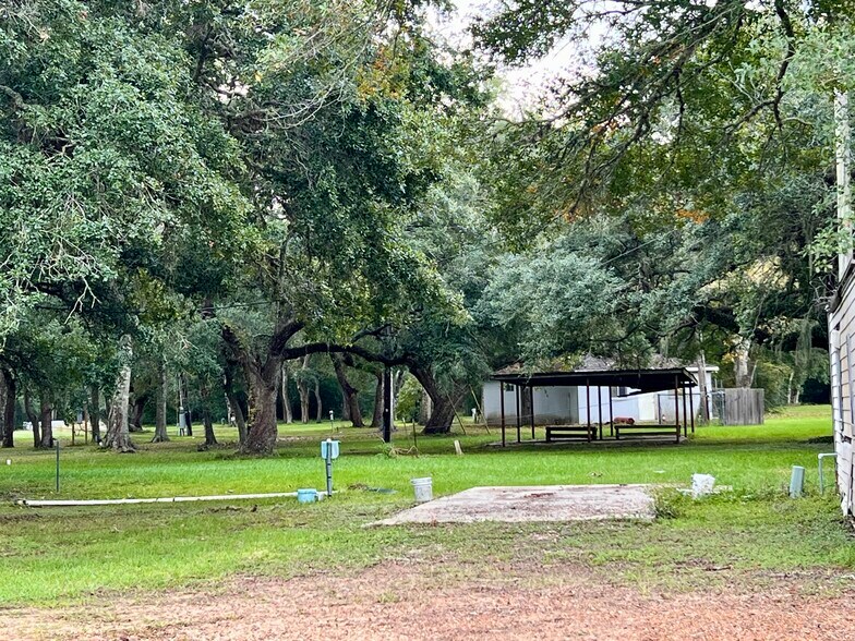 457 Cr 442 Old Texas 35 hwy, Blessing, TX à vendre - Photo de l’immeuble – Image 2 sur 2